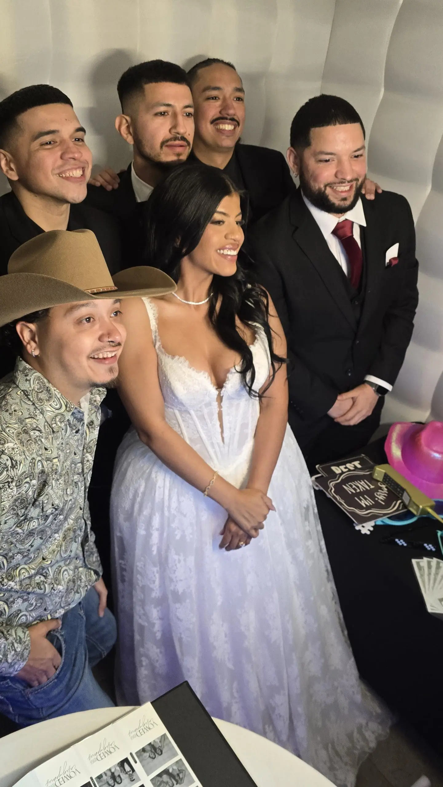 Invitados en photo booth de boda