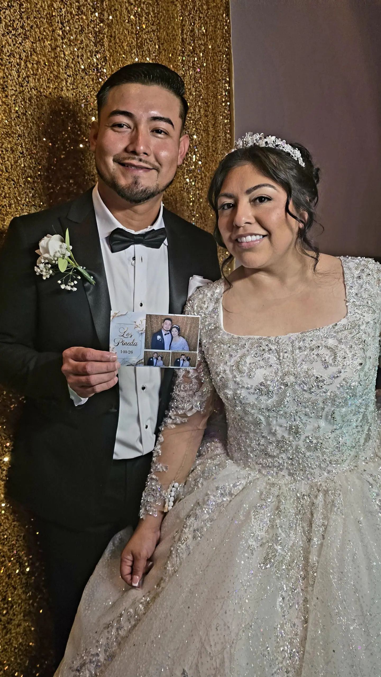 Pareja de boda usando photo booth en Houston
