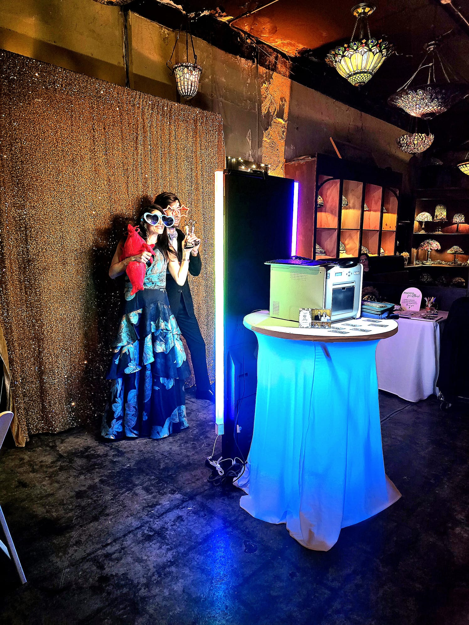 Invitados usando photo booth en boda en Houston